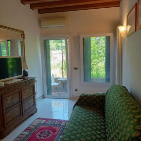Beatiful modern flat Venice centre with private lounge green area relax Venedig